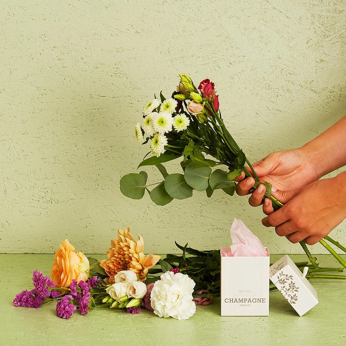 Floristens kreative buket (lav) med champagnetrøfler
